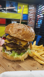Doppelter Burger mit Pommes im Ayra Haus der Helden in Düsseldorf