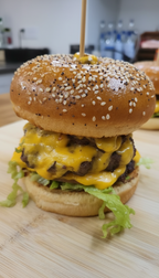 Saftiger Burger mit Käse und Salat im Ayra Haus der Helden in Düsseldorf