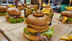 Burger Menü mit Pommes und Onion Rings im Ayra Haus der Helden in Düsseldorf