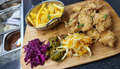 Chicken Wings mit Pommes und Beilagen im Ayra Haus der Helden in Düsseldorf