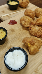 Chicken Wings mit verschiedenen Dips im Ayra Haus der Helden in Düsseldorf