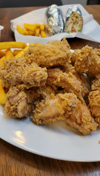 Crispy Chicken Wings mit knuspriger Panade im Ayra Haus der Helden in Düsseldorf