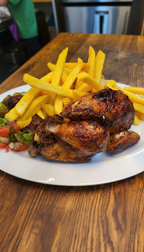 Chicken Wings mit Pommes und Beilage im Ayra Haus der Helden in Düsseldorf