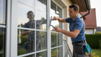 Mann reinigt Fenster mit Abzieher bei Glanz Pro in Duisburg