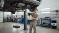 Mechaniker führt einen Ölwechsel an einem angehobenen Auto bei BHM Autoservice in Duisburg durch