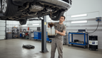 Mechaniker führt einen Ölwechsel an einem angehobenen Auto bei BHM Autoservice in Duisburg durch