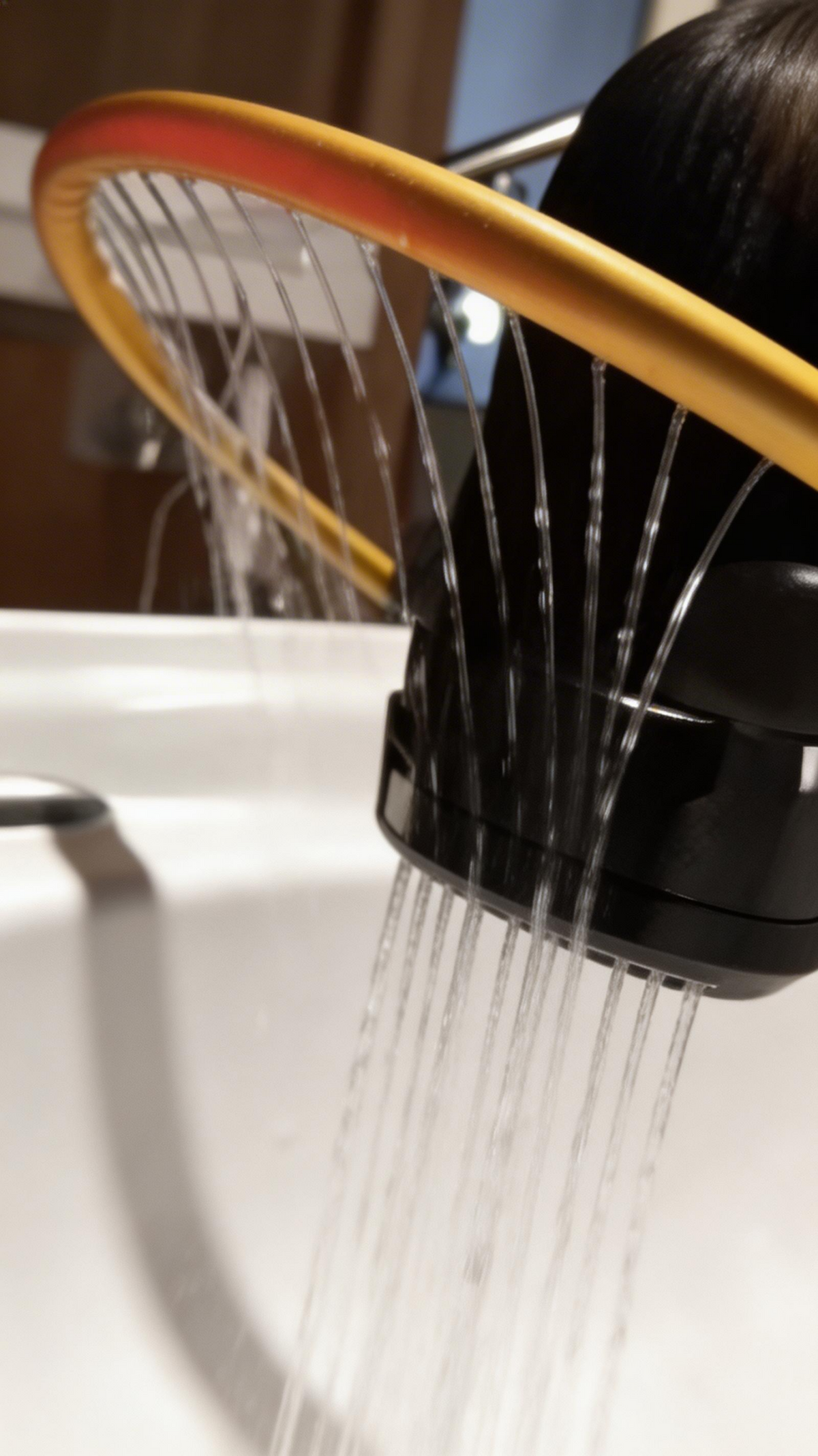 Nahaufnahme einer Wasseranwendung während einer Head Spa Behandlung bei Lima Beauty in Aachen