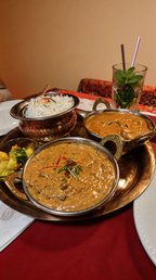Ayurvedisches Gericht mit Reis, Curry und Beilagen im Namaste Nepal in Wiesbaden