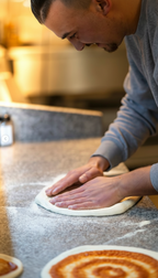 Hände formen frischen Pizzateig bei der Zubereitung im Rusty and Co in Krefeld