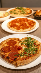 Pizza halb halb mit verschiedenen Belägen im Rusty and Co in Krefeld