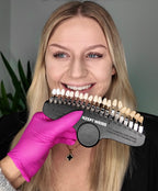 Kundin bei Luxury Beauty by Walaa in Bochum mit Zahnfarbskala zur Bestimmung des Zahnweißtons