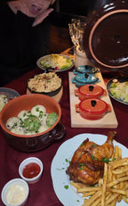 Herzhaftes Buffet beim Knödelfest in der Alm Fernweh mit Knödeln in Sahnesauce, Hendl, Krautsalat, kleinen Schmorpfännchen und deftigen Beilagen