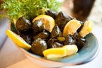 Dolmeh – gefüllte Weinblätter mit Zitronenscheiben und Salatbeilage, serviert als persische Vorspeise im Shiraz Restaurant Darmstadt