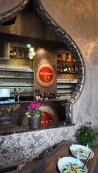 Eleganter Barbereich im Restaurant Shiraz mit orientalischen Ornamenten und dekorativen Vorspeisen im Vordergrund