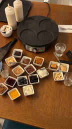 DIY All You Can Eat Pancakes bei PancakeOrama Troisdorf – große Auswahl an Toppings, Früchten, Nüssen, Saucen und Zutaten zum individuellen Belegen der Pancakes