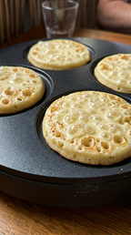 DIY All You Can Eat Pancakes bei PancakeOrama Troisdorf – frisch gebackene Pancakes auf der Backplatte während der Zubereitung am Tisch