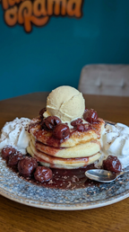 Pancakes bei PancakeOrama Troisdorf – fluffige Pancakes mit Vanilleeis, Kirschen und Sahne als süße Dessertkreation