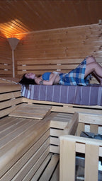 Gast entspannt in der Sauna des Hamam Sultan Mechernich – wohltuende Auszeit in einer traditionellen Holzsauna mit angenehmer Wärme und Wellnessatmosphäre