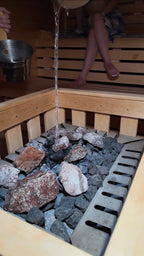Sauna im Hamam Sultan Mechernich – Saunaofen mit heißen Aufgusssteinen in einer traditionellen Holzsauna für wohltuende Wärme und Entspannung