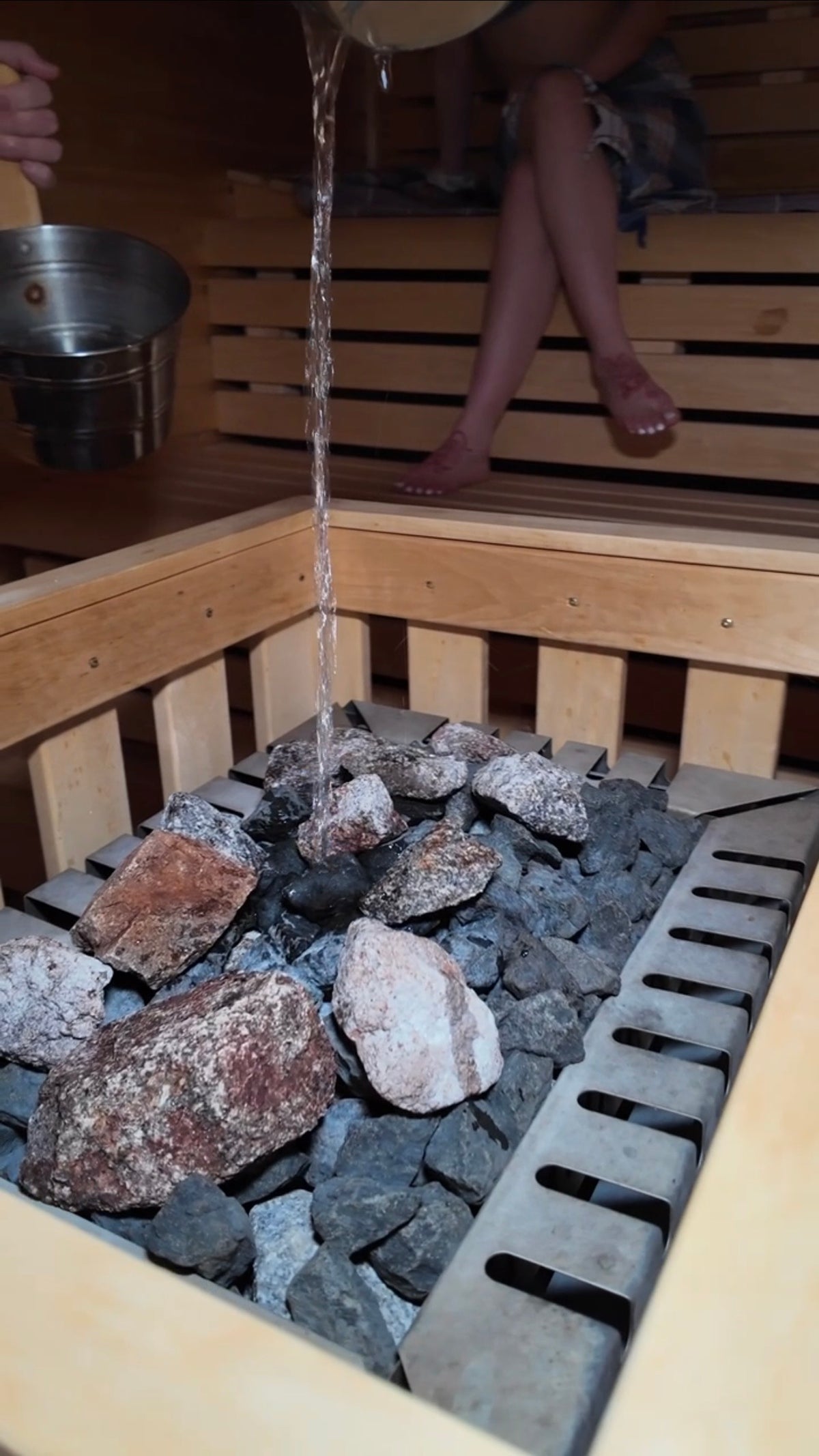 Sauna im Hamam Sultan Mechernich – Saunaofen mit heißen Aufgusssteinen in einer traditionellen Holzsauna für wohltuende Wärme und Entspannung