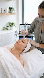 Aquafacial bei Laserlux München – professionelle Behandlung der Stirn zur Tiefenreinigung, Hydration und Verfeinerung des Hautbildes mit moderner Aquafacial Technologie