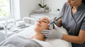 Microneedling bei Laserlux München – professionelle Gesichtsanwendung zur Anregung der Hauterneuerung und Verfeinerung des Hautbildes mit moderner Needling Technologie