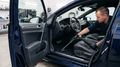 Fahrzeugaufbereitung bei GTR Autopflege und Smartrepair Köln – professionelle Innenraumreinigung eines Pkw mit Staubsauger für ein sauberes und gepflegtes Fahrzeuginterieur
