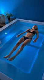 Floating Erlebnis im AquaFloat Spa Neuenrade – Person treibt entspannt im Solebecken und genießt schwerelose Tiefenentspannung in ruhiger Atmosphäre