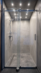 Regendusche im AquaFloat Spa Neuenrade – moderner Duschbereich mit Glasabtrennung und stilvollem Design als Teil des privaten Wellnesserlebnisses