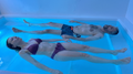 Floating Erlebnis bei AquaFloat Spa Neuenrade – zwei Personen treiben entspannt im Solebecken und genießen schwerelose Tiefenentspannung