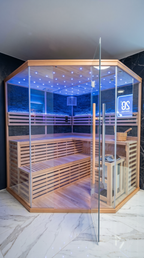 Sauna im Private Spa der Wellnesslounge Hanau – moderne Wellnesssauna mit Panoramafenster, stimmungsvoller Beleuchtung und exklusiver Wohlfühlatmosphäre