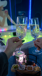 Zwei Gäste stoßen im Private Spa der Wellnesslounge Hanau mit Sektgläsern an – entspannte Wellnessauszeit mit Whirlpool und stimmungsvoller Atmosphäre