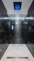 Regendusche im Private Spa der Wellnesslounge Hanau – moderner Wellnessbereich mit großflächiger Dusche, edler Steinoptik und exklusiver Spa Atmosphäre
