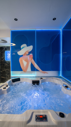 Whirlpool im Private Spa der Wellnesslounge Hanau – exklusiver Wellnessbereich mit sprudelndem Wasser, moderner Beleuchtung und entspannter Wohlfühlatmosphäre