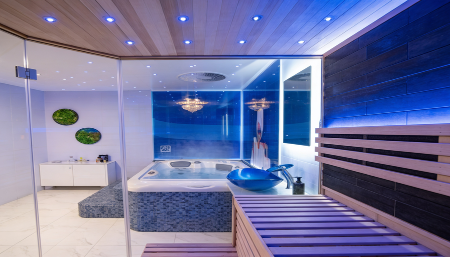 Private Spa in der Wellnesslounge Hanau – exklusiver Wellnessbereich mit Whirlpool, Sauna, stimmungsvoller Beleuchtung und entspannter Wohlfühlatmosphäre
