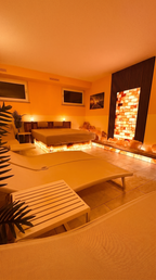Ruhebereich im Private Spa Deluxe des Westenbad Langen – gemütliche Wellnessliegen, Whirlpool und stimmungsvolle Beleuchtung für entspannte Auszeiten