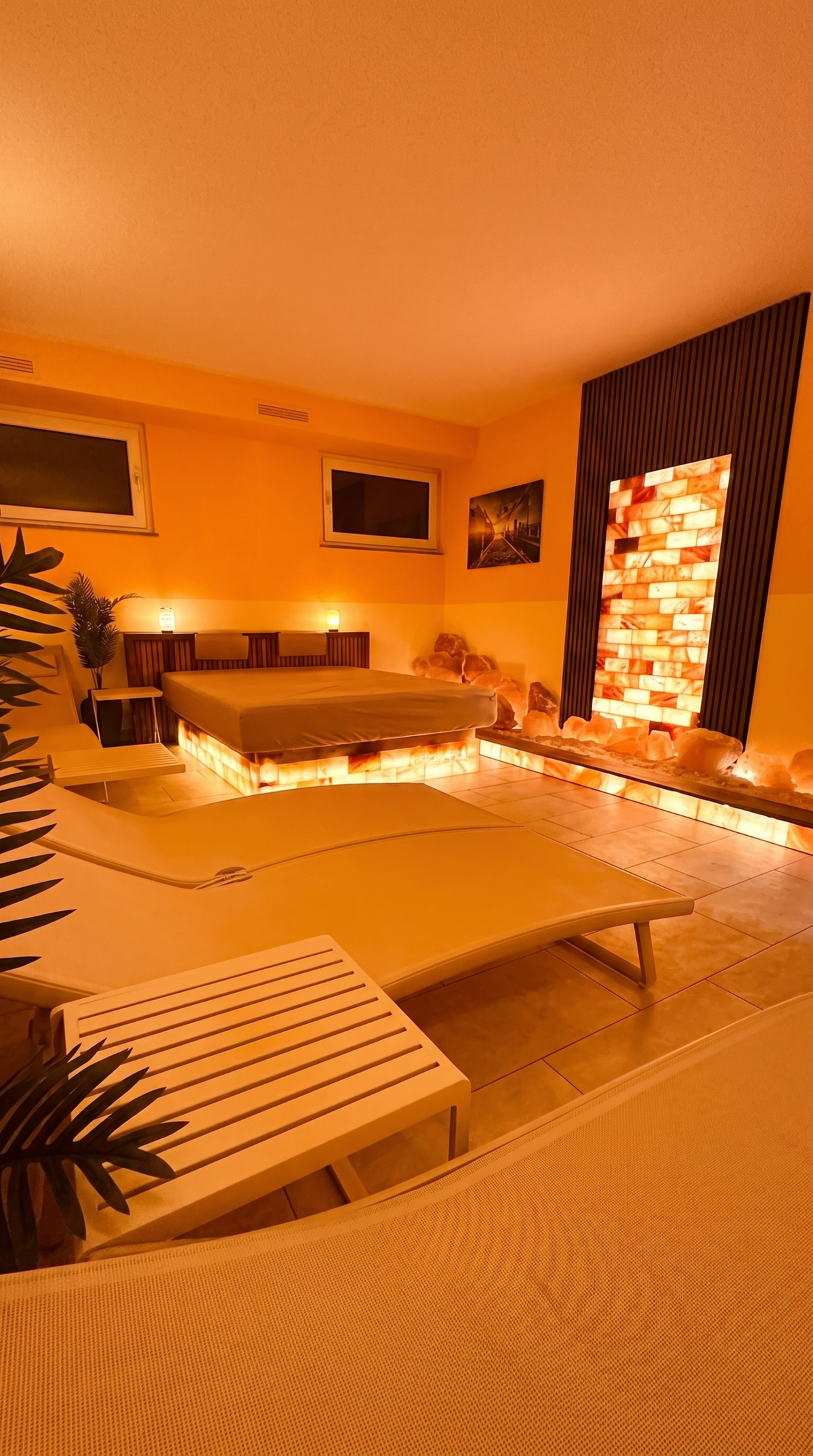 Ruhebereich im Private Spa Deluxe des Westenbad Langen – gemütliche Wellnessliegen, Whirlpool und stimmungsvolle Beleuchtung für entspannte Auszeiten