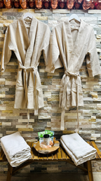Bademäntel im Private Spa Deluxe des Westenbad Langen – stilvoller Wellnessbereich mit Spa Ausstattung, Natursteinwand und entspannter Atmosphäre