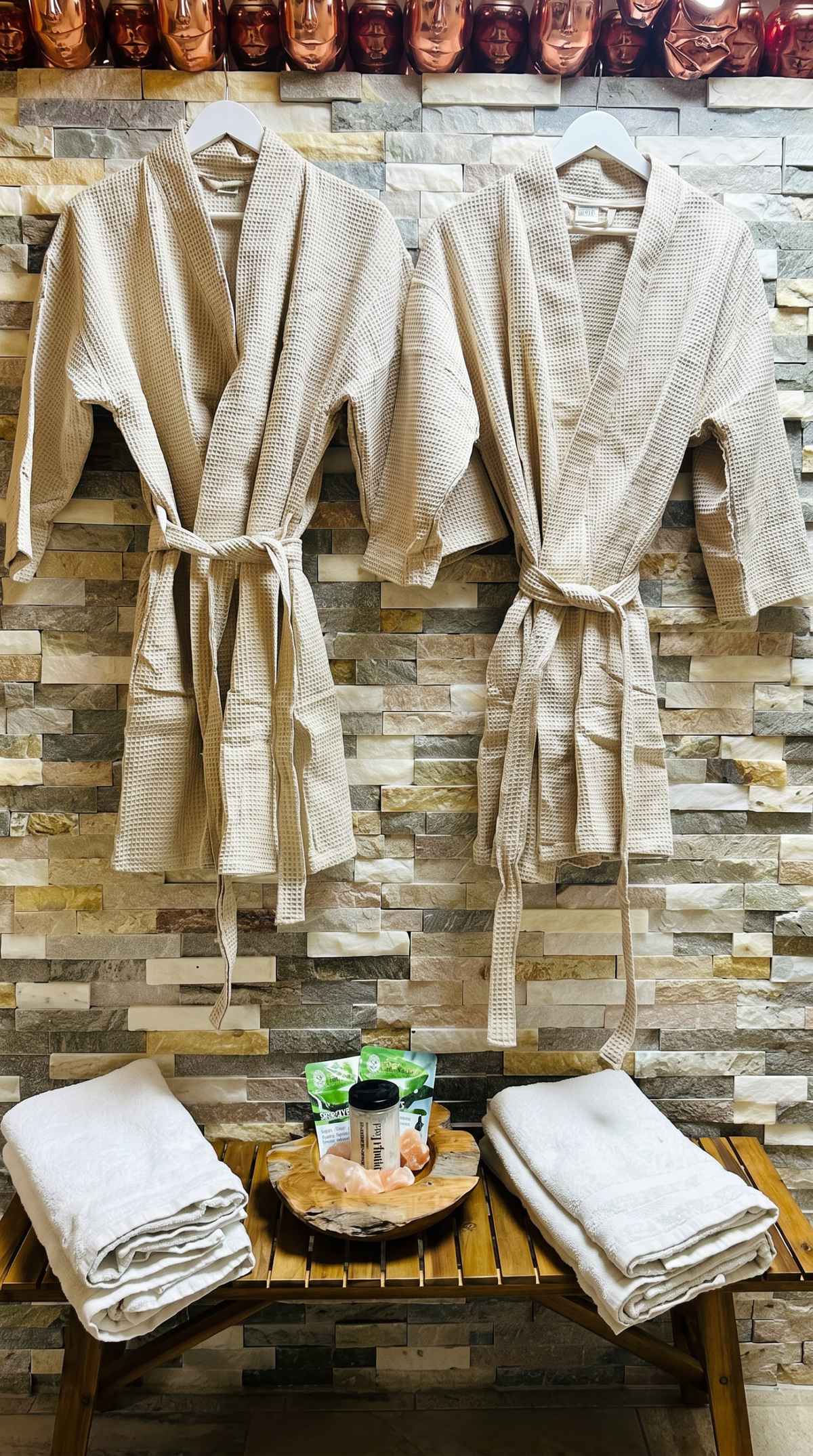 Bademäntel im Private Spa Deluxe des Westenbad Langen – stilvoller Wellnessbereich mit Spa Ausstattung, Natursteinwand und entspannter Atmosphäre