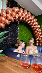 Zwei Frauen entspannen im Whirlpool des Private Spa Deluxe im Westenbad Langen – luxuriöse Wellnessauszeit in stilvollem Ambiente