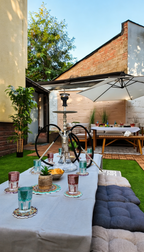 Private Spa Deluxe im Westenbad Langen mit Shisha, gedecktem Tisch, Loungebereich und entspannter Outdoor-Atmosphäre