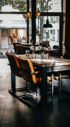 Stilvolles Restaurantambiente bei The ASH Essen – modern eingerichteter Dining Bereich mit gedeckten Tischen und hochwertigem Interior