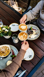 Desserts und Kaffeespezialitäten bei The ASH Essen – Gäste genießen Apple Crumble, Lava Cake und Cappuccino in stilvollem Restaurantambiente