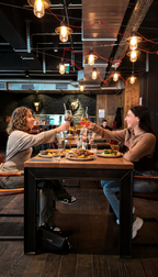 Zwei Gäste genießen ein Drei Gänge Menü bei The ASH Essen – gemeinsames Dinner mit Speisen, Getränken und stilvollem Steakhouse Ambiente