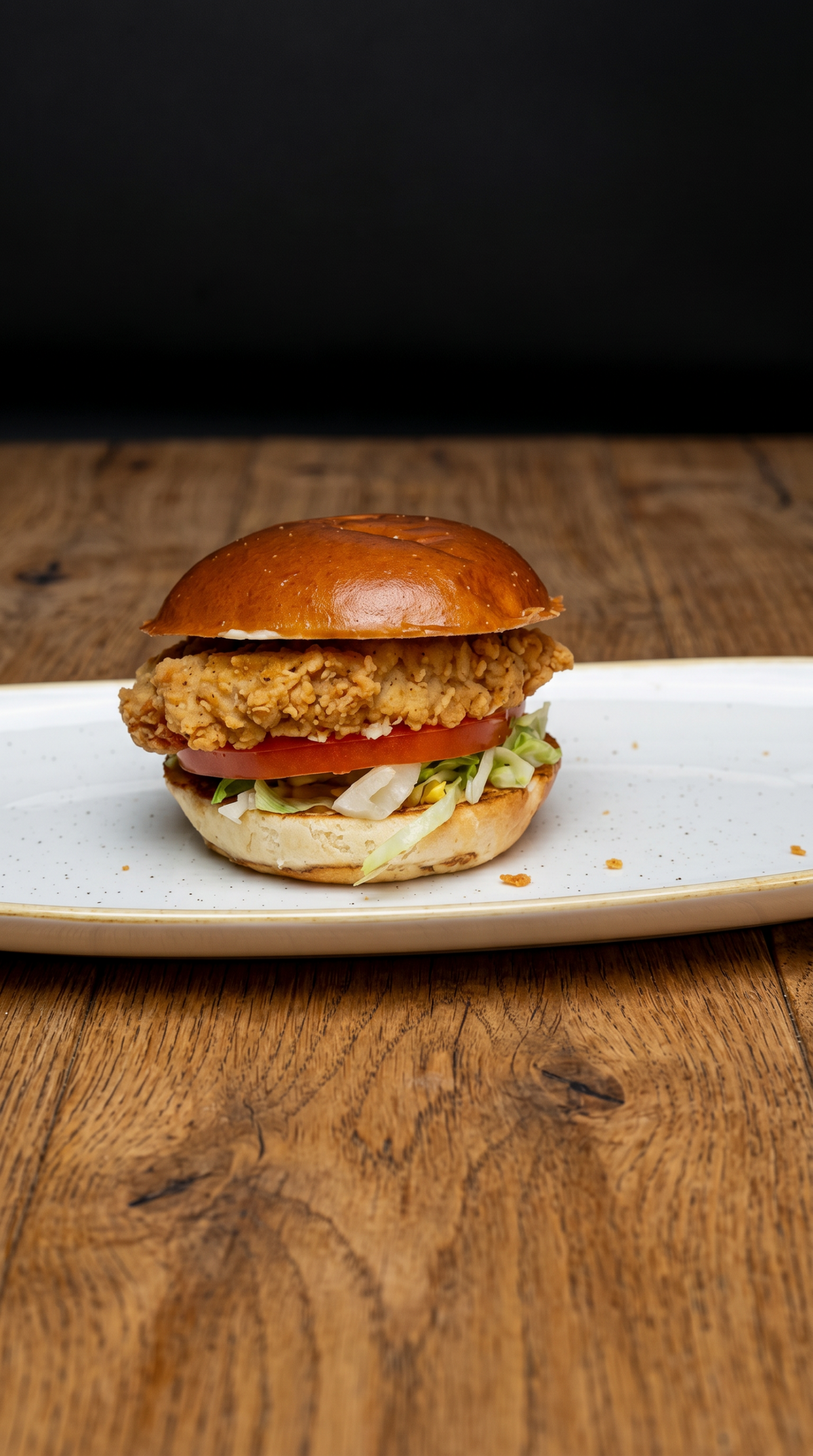 Chickenburger bei The ASH Essen – knuspriger Hähnchenburger mit Salat, Sauce und Brioche Bun