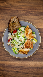 Caesar Salat bei The ASH Essen – frischer Salat mit gegrilltem Hähnchen, Parmesan und knusprigen Croutons