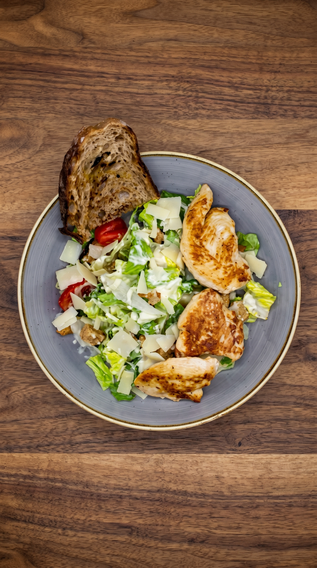 Caesar Salat bei The ASH Essen – frischer Salat mit gegrilltem Hähnchen, Parmesan und knusprigen Croutons