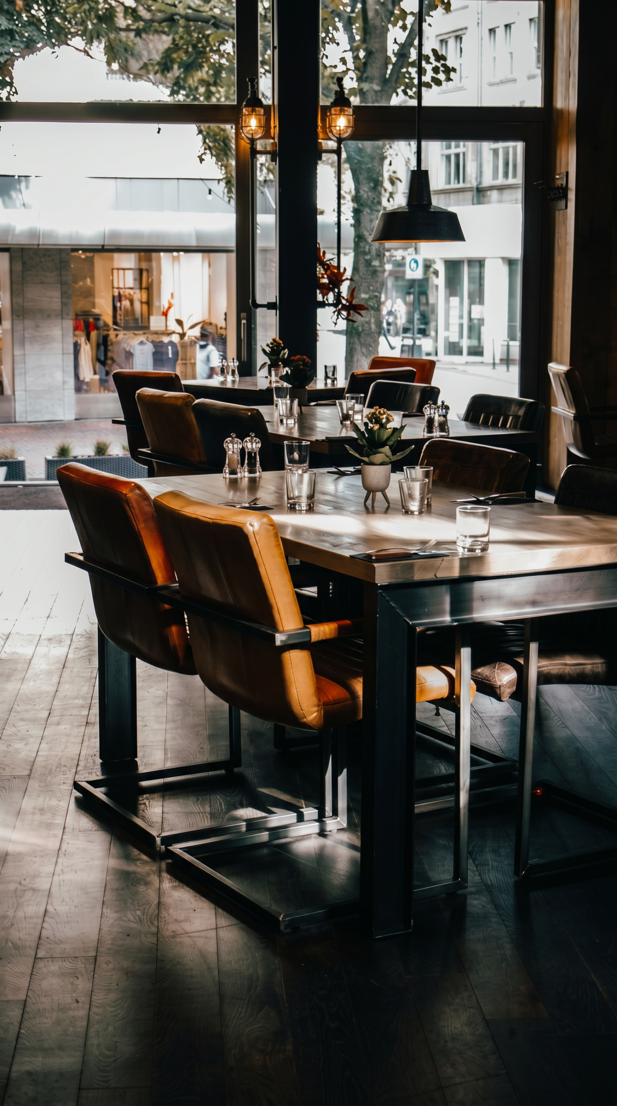 Stilvolles Restaurantambiente bei The ASH Essen – modern eingerichteter Dining Bereich mit gedeckten Tischen und hochwertigem Interior