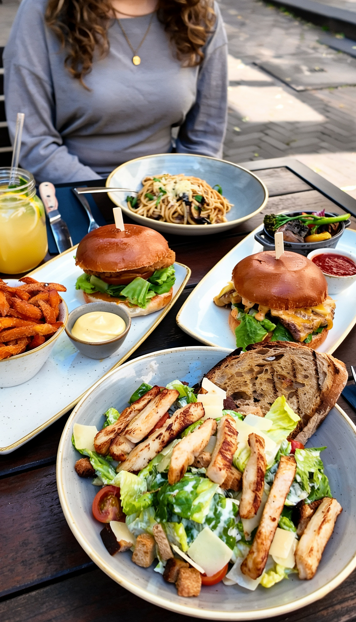 Hauptgerichte beim Drei Gänge Menü im The ASH Essen – Auswahl aus Burgern, Steaks, Salaten und weiteren amerikanischen Restaurantklassikern