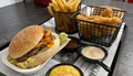 Burger Menü bei Burger Bites Corner Essen – saftiger Burger mit knusprigen Pommes, Chicken Snacks und verschiedenen Dips im Restaurant serviert